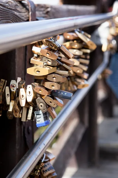 Pont du Rialto de Venise - pont des amoureux. Serrures comme un symbole de l'amour . — Photo