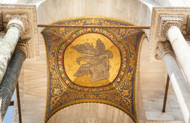 Altın mozaik ve mermer sütunlar üzerinde cephe katedral San marco, Venedik, İtalya