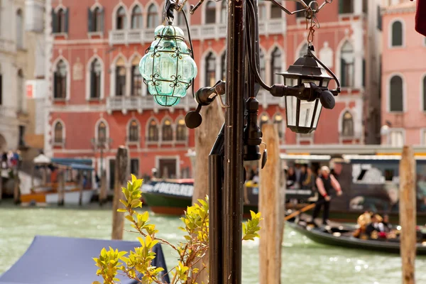 Grand canal, Benátky, pěšky podél canal Grande, pouliční lampy z muranského skla — Stock fotografie