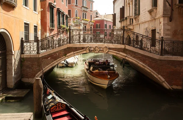 Venetian landmark, berjalan di sepanjang kanal. Italia — Stok Foto