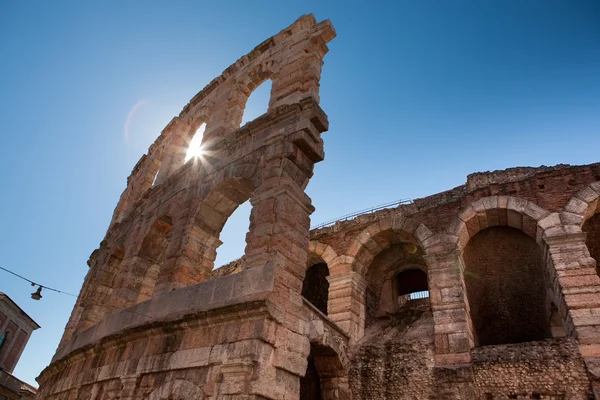 Itálie, verona, starověký amfiteátr, paprsky slunce — Stock fotografie
