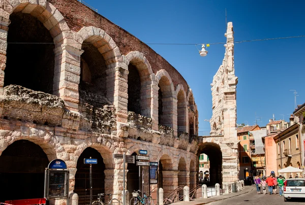Itálie, verona, starověký amfiteátr, kamenné oblouky, staré zdivo stěny — Stock fotografie