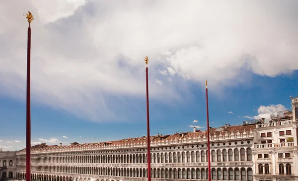 İtalya, Venedik, piazza San Marco, gökyüzü arka plan bayrak direkleri — Stok fotoğraf