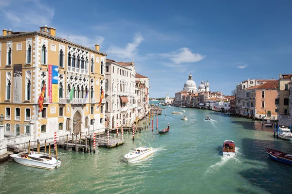 North Italy, Venice, walk along the Grand Canal, marble facades of palaces, boats, gondolas, typical Venetian landscape — Stock Photo, Image