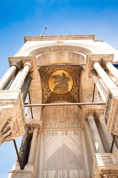 Golden mosaic and marble columns on the facade of the cathedral of San Marco, Venice, Italy — Stock Photo, Image