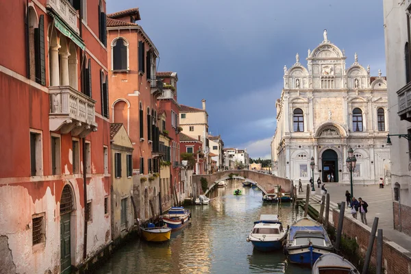 İtalya, Venedik, piazza San Marco, gökyüzü arka plan bayrak direkleri — Stok fotoğraf