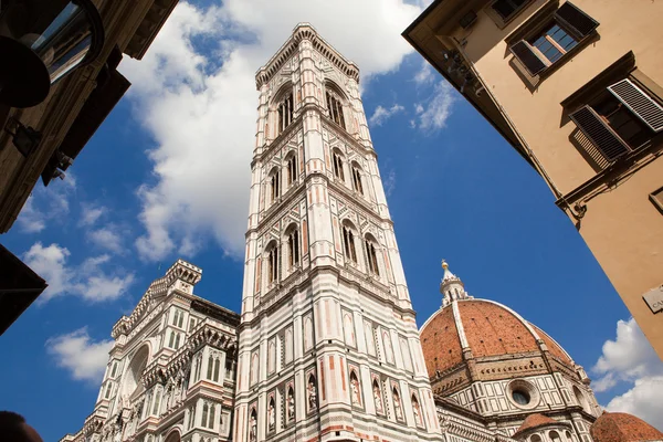 Florencia, Italia, Catedral de Florencia, cúpula de Brunnaleski, torre de Giotto con decoración de mármol —  Fotos de Stock