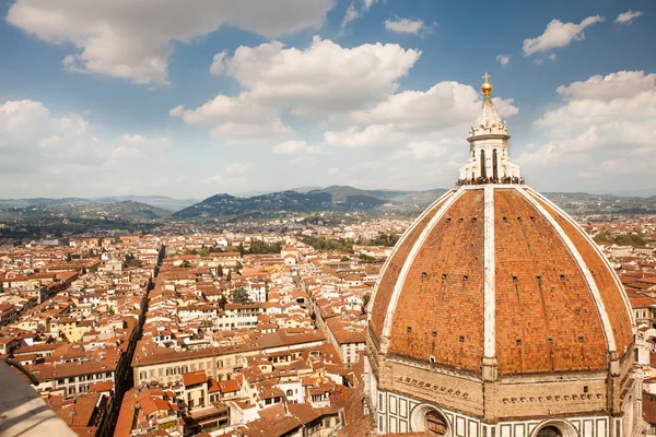Florencia, Italia, Catedral de Florencia, cúpula de Brunnaleski, vista de la ciudad desde la torre de Giotto — Foto de Stock