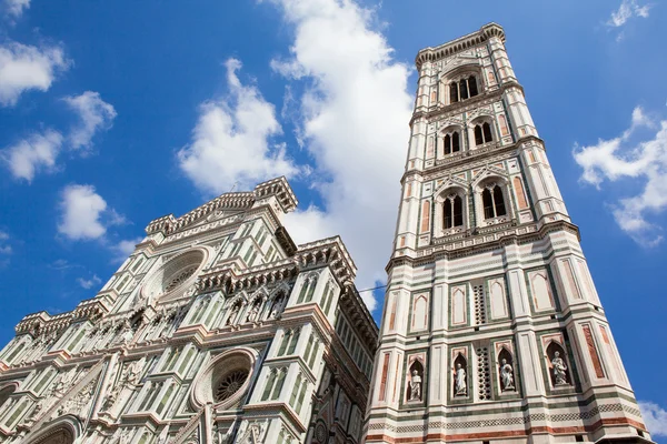 Florencia, Italia, Catedral de Florencia, cúpula de Brunnaleski, torre de Giotto con decoración de mármol — Foto de Stock