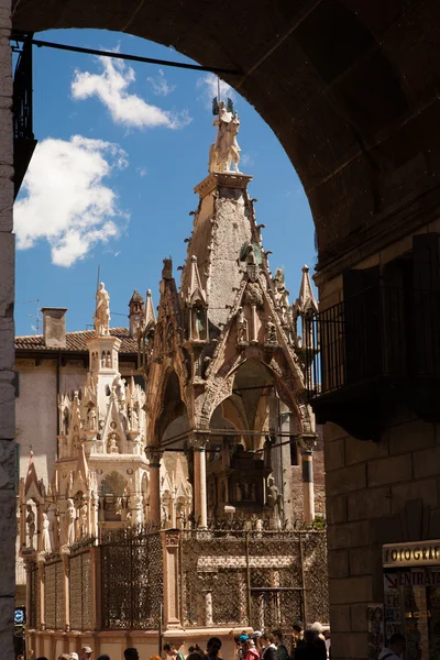 Verona, Itálie, náhrobky scaliger, gotická architektura na pozadí modré oblohy — Stock fotografie