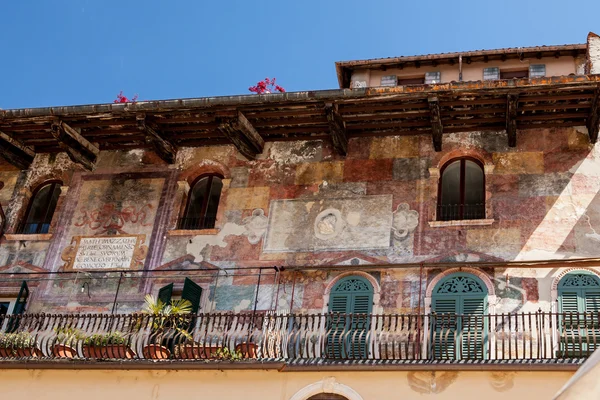 Italia, Verona, edificio medieval con un balcón decorado con frescos antiguos — Foto de Stock