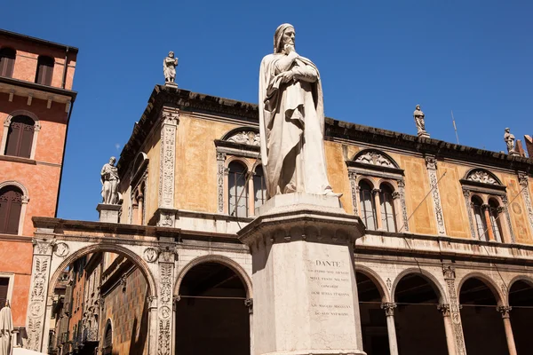 Verona, Italia, Monumento a Dante Alighieri, escultura de mármol de poeta de distinción en Piazza della Signoria —  Fotos de Stock