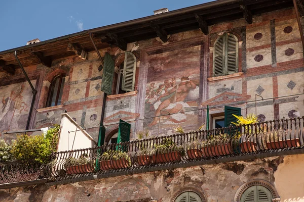 Italia, Verona, edificio medieval con un balcón decorado con frescos antiguos — Foto de Stock
