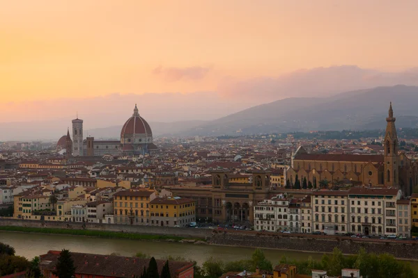 Itália. Paisagem noite Florença aterro Brunnaleski cúpula ao pôr do sol . — Fotografia de Stock