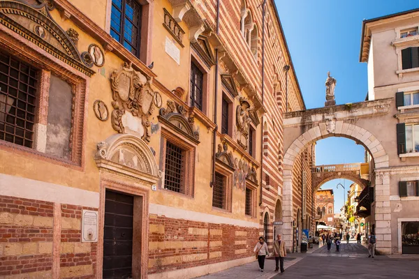 Verona, northern Italy, Ancient Street, the perspective of university walls, arch, Piazza della Signoria, gothic architecture — Stock Photo, Image