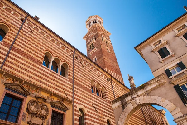 Verona, Észak-Olaszországban, ókori street, szempontjából a falak Egyetem, a boltív, a piazza della signoria, a gótikus építészet — Stock Fotó