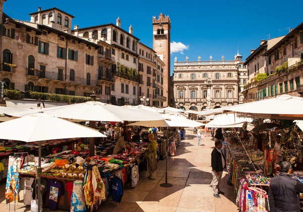 Verona, norte de Italia, Piazza delle Erbe & Palazzo Maffei, mercado —  Fotos de Stock