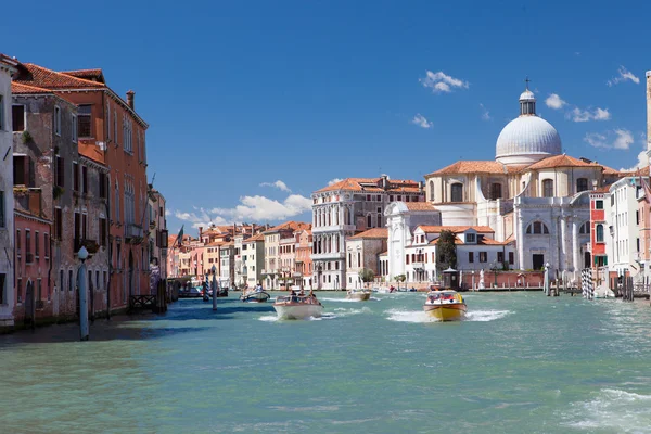 Kuzey İtalya, Venedik, büyük kanal yürümek saraylar, tekneler, gondol ve tipik Venedik manzara mermer cephe — Stok fotoğraf