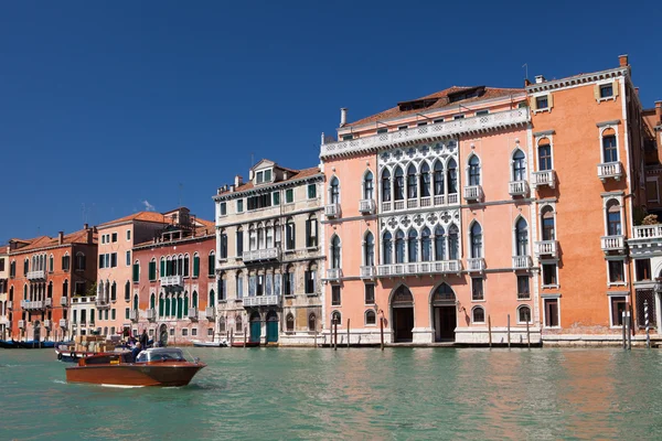 Severní Itálie, Benátky, pěšky podél canal Grande, mramorové fasády paláců, lodě, gondoly, typické benátské krajině — Stock fotografie