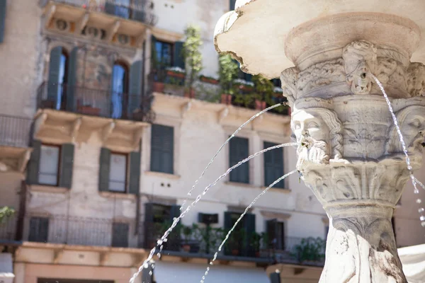 Fonte de mármore antigo em Verona, norte da Itália — Fotografia de Stock