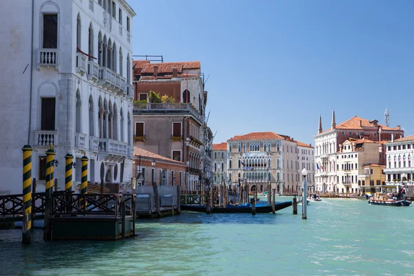 North Italy, Venice, walk along the Grand Canal, marble facades of palaces, boats, gondolas, typical Venetian landscape — Stock Photo, Image