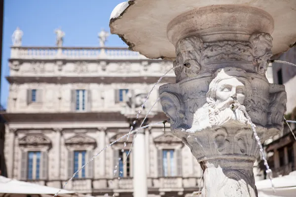 Antiker marmorbrunnen in verona, norditalien — Stockfoto