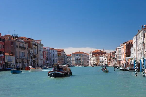 Severní Itálie, Benátky, pěšky podél canal Grande, mramorové fasády paláců, lodě, gondoly, typické benátské krajině — Stock fotografie