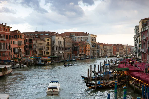 Sever Itálie, Benátky, město na vodě, grand canal, gondola jízda, procházka podél kanálů, mramorové fasádami z palases — Stock fotografie