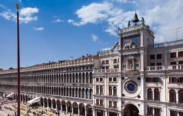 Norte de Italia, Venecia, Torre del reloj de San Marcos, Plaza de San Marcos, decorada con escultura de leones alados — Foto de Stock