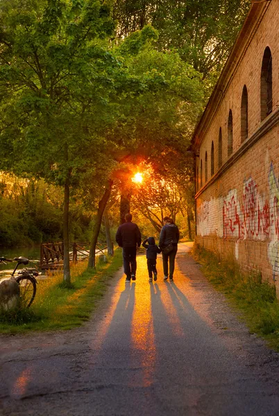 Embankment in Treviso, Italy, landscape at sunset, the family on evening walk — Stock Photo, Image