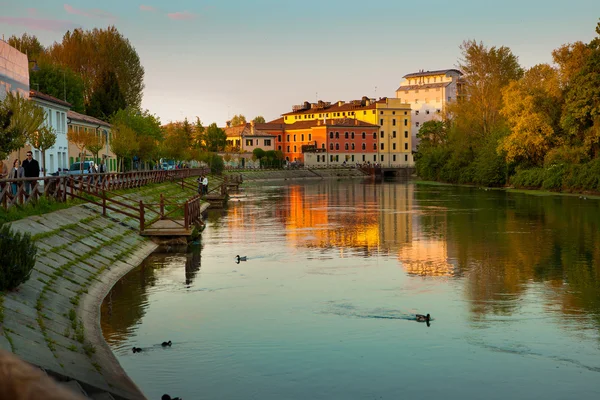 Embankment en Treviso, Italia, paisaje al atardecer, reflejos brillantes en el agua —  Fotos de Stock