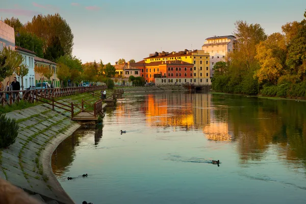 Embankment in treviso, Italië, landschap bij zonsondergang, heldere reflecties in het water — Stockfoto