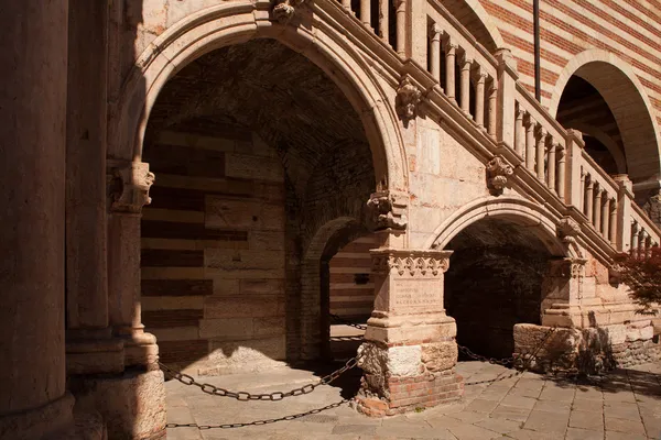 Vérone, Italie du Nord, Ancient Street, la perspective des murs universitaires et arc — Photo