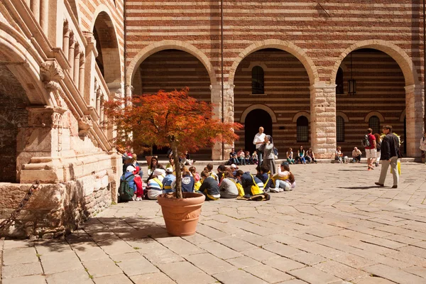 Verona, Italy, lecture in the university patio — Stock Photo, Image