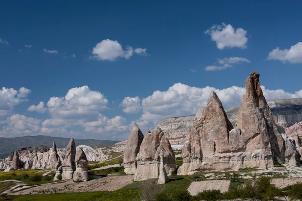 Capadocia. Un paisaje fantástico. Anatolia, Turquía, monasterios cristianos antiguos, templos, iglesias, cueva, hotel de la cueva — Foto de Stock
