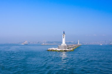 Boğaziçi, deniz manzarası ile beyaz deniz feneri ve martılar