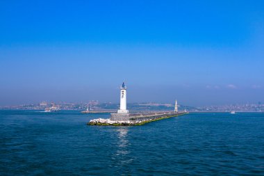 Boğaziçi, deniz manzarası ile beyaz deniz feneri ve martılar