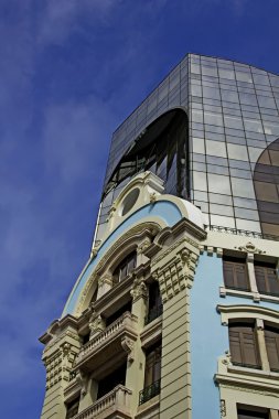 modern ve gelenek arasındaki kontrast