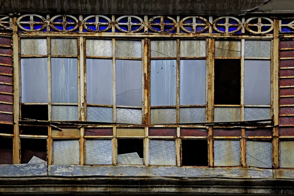 Viejas ventanas de vidrio rotas — Foto de Stock