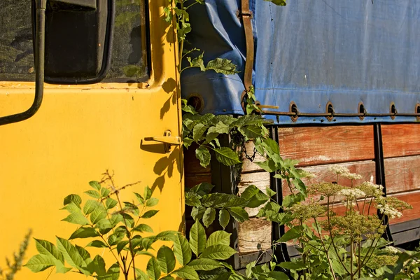 Vecchio camion giallo arrugginito — Foto Stock