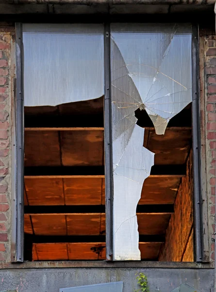 Broken window of an old factory — Stock Photo, Image