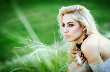 güzel bir genç kadın güzel peyzaj üzerinde poz.