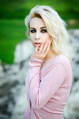 güzel bir genç kadın güzel peyzaj üzerinde poz.