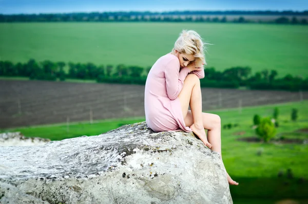 Beautiful young woman posing over picturesque landscape. — Stock Photo, Image