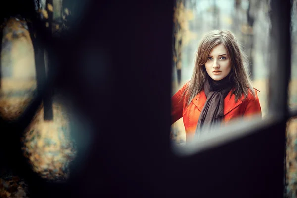 The portrait of young lady in park — Stock Photo, Image