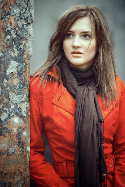 The portrait of young lady in park — Stock Photo, Image