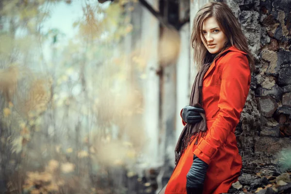 The portrait of young lady in park — Stock Photo, Image