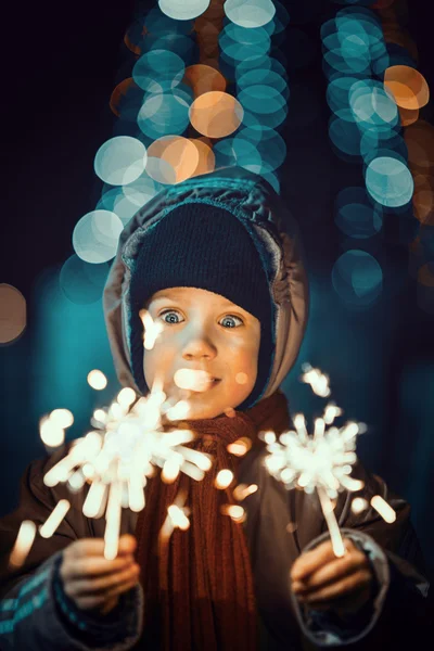Portrait d'un mignon petit garçon tenant des étincelles Images De Stock Libres De Droits