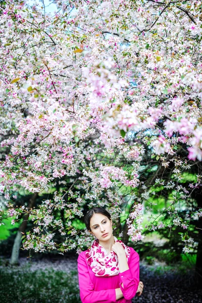 Våren porträtt av en vacker ung kvinna — Stockfoto