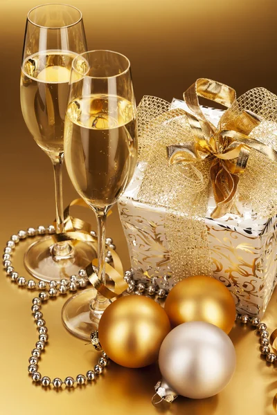 Champagner und Weihnachtsgeschenk — Stockfoto